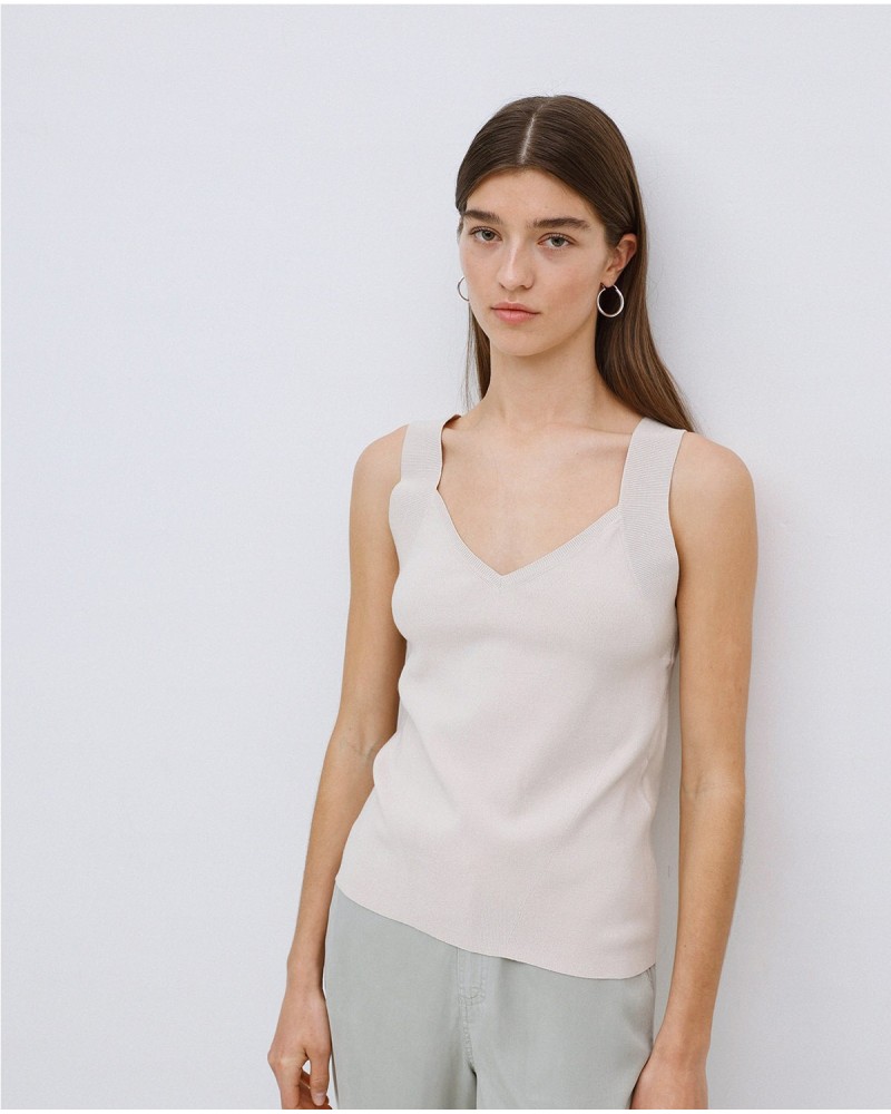 Top escote pico tirantes anchos beige
Ref. 42516