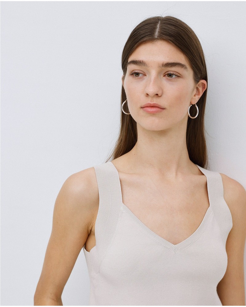 Top escote pico tirantes anchos beige
Ref. 42516 2