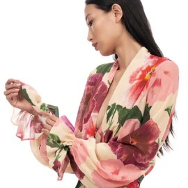 Buenos días!! Blusa estampado floral, ligera y muy versátil, como top o como chaquetita! 🌹🌸🌺